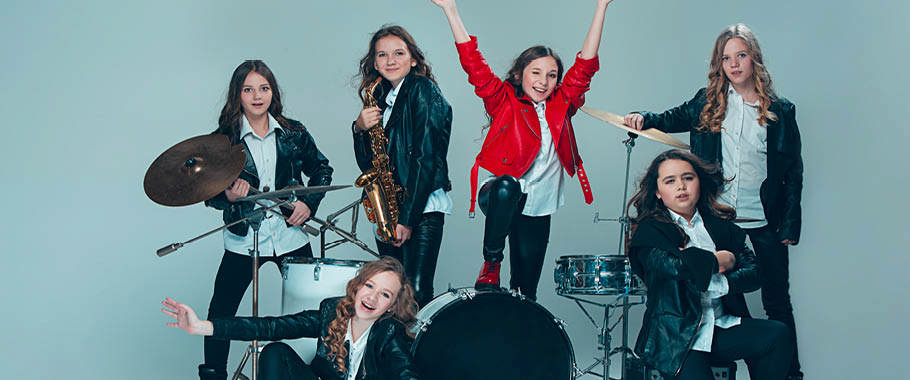 Billede af små børn der spiller Billede af små børn der spiller